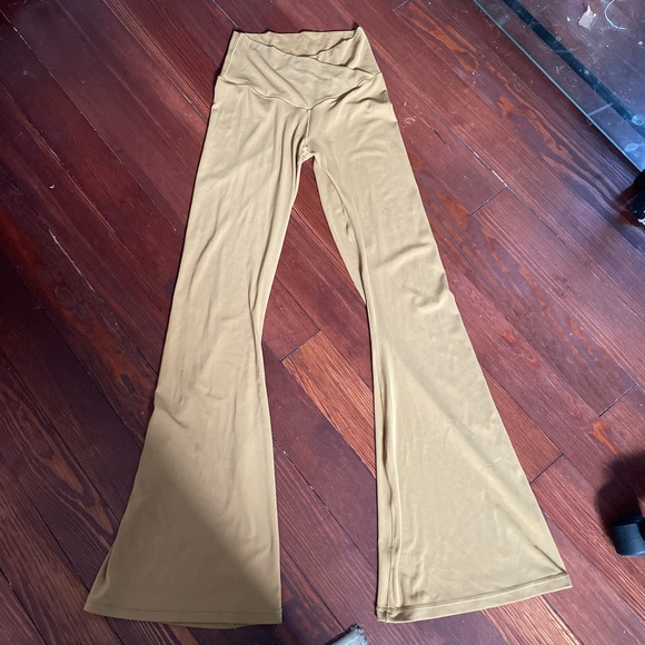 Aerie Offline Yellow Gold Crossover Flare Leggings - Picture 1 of 2